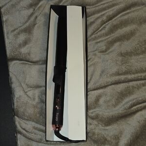 Long Barrel 1 1/4"Elegant Black and Gold Hair Curling Wand